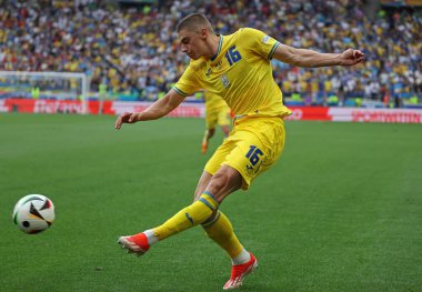Stuttgart, Almanya - 26 Haziran 2024: Ukraynalı Vitaliy Mykolenko (# 16) UEFA EURO 2024 grup etap karşılaşmasında Stuttgart 'taki Stuttgart Arena' da oynanan Ukrayna-Belçika maçında topa vuruyor.