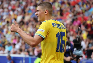 Stuttgart, Almanya - 26 Haziran 2024: Ukraynalı Vitaliy Mykolenko, Stuttgart 'taki Stuttgart Arena' da oynanan UEFA EURO 2024 grup etap karşılaşması sırasında elini kaldırdı