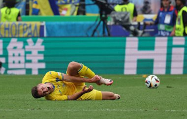 Stuttgart, Almanya - 26 Haziran 2024: Ukraynalı Georgiy Sudakov, Stuttgart Arena 'da oynanan UEFA 2024 grup etap maçında yaralanırken çimlerin üzerinde yatıyor