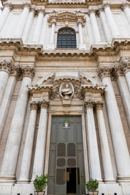İtalya 'nın Brescia kentindeki en büyük Katolik kilisesi olan Duomo Nuovo (Yeni Katedral) cephesinin ayrıntıları