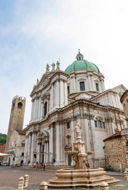 Duomo Nuovo veya Yeni Katedral, İtalya 'nın Brescia kentindeki en büyük Katolik kilisesi. 1825 yılında tamamlanan kubbe Luigi Cagnola tarafından tasarlandı ve 80 metresi İtalya 'nın en yüksek kubbelerinden biridir.