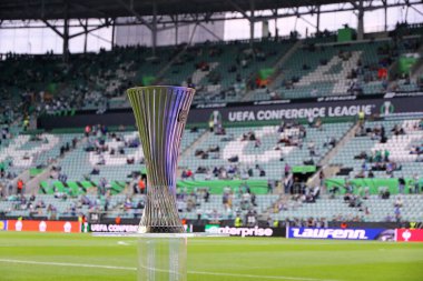 Wroclaw, Polonya - 28 Mayıs 2025: UEFA Konferans Ligi Kupası (Kupa) Wroclaw, Polonya 'daki Stadion Wroclaw' da oynanan UECL final maçı öncesinde sunar