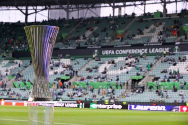 Wroclaw, Polonya - 28 Mayıs 2025: UEFA Konferans Ligi Kupası (Kupa) Wroclaw, Polonya 'daki Stadion Wroclaw' da oynanan UECL final maçı öncesinde sunar
