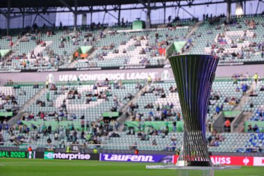 Wroclaw, Polonya - 28 Mayıs 2025: UEFA Konferans Ligi Kupası (Kupa) Wroclaw, Polonya 'daki Stadion Wroclaw' da oynanan UECL final maçı öncesinde sunar