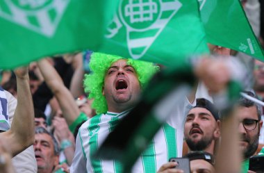 Wroclaw, Polonya - 28 Mayıs 2025: Gerçek Betis taraftarları Wroclaw, Polonya 'da Chelsea' ye karşı oynanan UEFA Konferans Ligi final maçında desteklerini gösterdiler