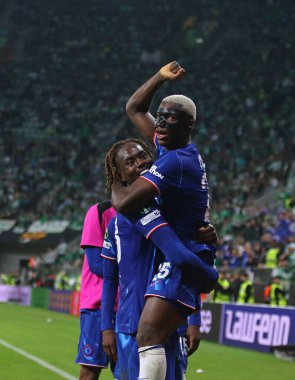 Wroclaw, Polonya - 28 Mayıs 2025: Chelsea oyuncuları, Wroclaw, Polonya 'daki Real Betis' e karşı oynanan UEFA Konferans Ligi final maçında Moises Caicedo 'nun (# 25) gol atmasını kutluyor.