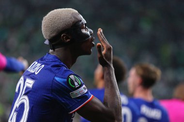 Wroclaw, Polonya - 28 Mayıs 2025: Chelsea 'den Moises Caicedo (# 25), Wroclaw, Polonya' daki Stadion Wroclaw 'da Real Betis' e karşı oynanan UEFA Konferans Ligi final maçında gol attıktan sonra kutluyor.