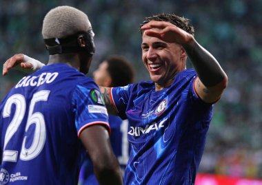 Wroclaw, Polonya - 28 Mayıs 2025: Chelsea oyuncuları, Wroclaw, Polonya 'daki Real Betis' e karşı oynanan UEFA Konferans Ligi final maçında Moises Caicedo 'nun (# 25) gol atmasını kutluyor.