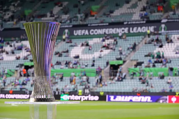 Wroclaw, Polonya - 28 Mayıs 2025: UEFA Konferans Ligi Kupası (Kupa) Wroclaw, Polonya 'daki Stadion Wroclaw' da oynanan UECL final maçı öncesinde sunar