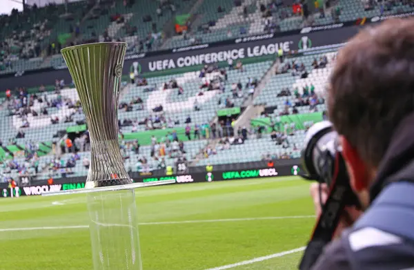 Wroclaw, Polonya - 28 Mayıs 2025: UEFA Konferans Ligi Kupası (Kupa) Wroclaw, Polonya 'daki Stadion Wroclaw' da oynanan UECL final maçı öncesinde sunar