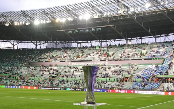 Wroclaw, Polonya - 28 Mayıs 2025: UEFA Konferans Ligi Kupası (Kupa) Wroclaw, Polonya 'daki Stadion Wroclaw' da oynanan UECL final maçı öncesinde sunar