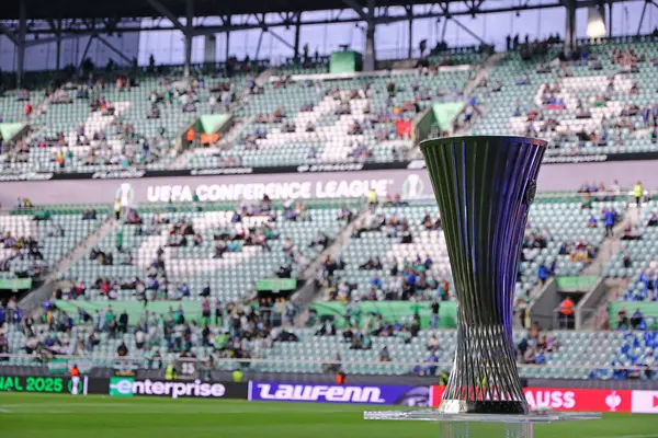 Wroclaw, Polonya - 28 Mayıs 2025: UEFA Konferans Ligi Kupası (Kupa) Wroclaw, Polonya 'daki Stadion Wroclaw' da oynanan UECL final maçı öncesinde sunar