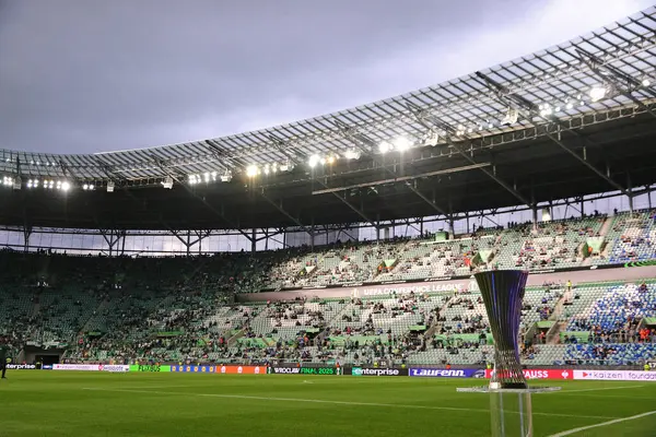 Wroclaw, Polonya - 28 Mayıs 2025: UEFA Konferans Ligi Kupası (Kupa) Wroclaw, Polonya 'daki Stadion Wroclaw' da oynanan UECL final maçı öncesinde sunar