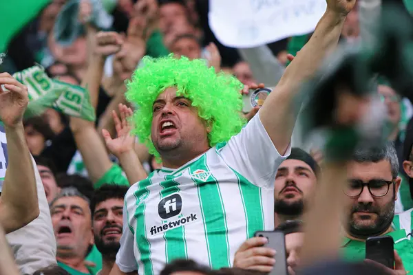 Wroclaw, Polonya - 28 Mayıs 2025: Gerçek Betis taraftarları Wroclaw, Polonya 'da Chelsea' ye karşı oynanan UEFA Konferans Ligi final maçında desteklerini gösterdiler