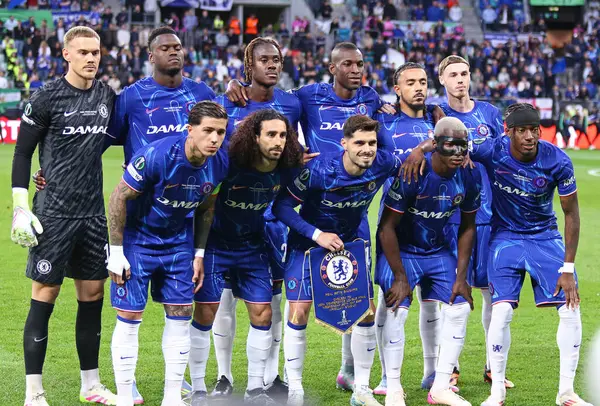 Wroclaw, Polonya - 28 Mayıs 2025: Chelsea oyuncuları, Wroclaw, Polonya 'da Real Betis' e karşı oynanan UEFA Konferans Ligi final maçından önce grup fotoğrafı için poz verdiler
