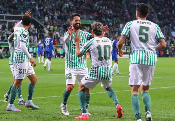 Wroclaw, Polonya - 28 Mayıs 2025: Real Betis oyuncuları Wroclaw, Polonya 'da Chelsea' ye karşı oynanan UEFA Konferans Ligi final maçında gol attıktan sonra kutlama yaptılar
