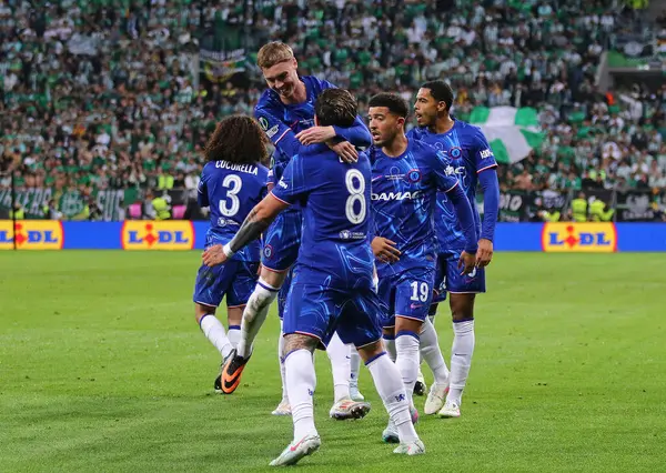 Wroclaw, Polonya - 28 Mayıs 2025: Chelsea oyuncuları, Enzo Fernandez (# 8) UEFA Konferans Ligi final maçında Polonya 'nın Wroclaw kentinde Real Betis' e karşı gol attıktan sonra kutlama yaptılar.