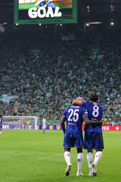 Wroclaw, Polonya - 28 Mayıs 2025: Moises Caicedo (# 25) ve Chelsea 'li Enzo Fernandez (# 8), UEFA Konferans Ligi final maçında Real Betis' e karşı Stadion Wroclaw 'da gol attıktan sonra kutlama yaptılar.