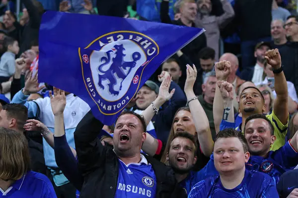 Wroclaw, Polonya - 28 Mayıs 2025: Chelsea taraftarları Wroclaw, Polonya 'da Real Betis' e karşı oynanan UEFA Konferans Ligi final maçında desteklerini gösterdiler