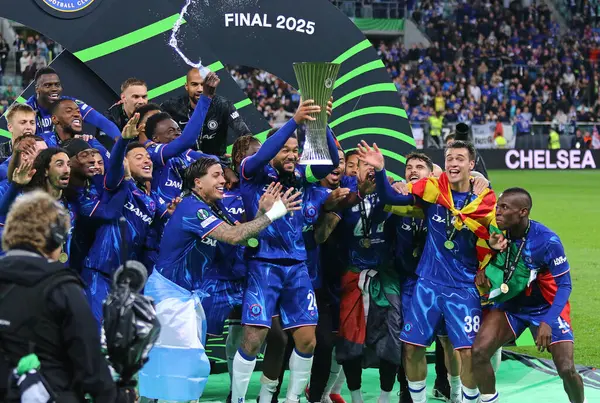 Wroclaw, Polonya - 28 Mayıs 2025: Chelsea 'li oyuncular, Polonya' nın Wroclaw kentinde Real Betis 'e karşı oynadıkları final maçı sonrasında 2025 UEFA Avrupa Konferans Ligi' ni kazandılar.