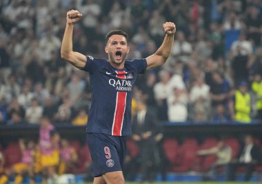 Münih, Almanya - 31 Mayıs 2025: Paris 'ten Goncalo Ramos, Münih' teki Münih Arena 'da Inter' e karşı oynanan final maçından sonra UEFA Şampiyonlar Ligi 2025 'in galibiyetini kutladı.