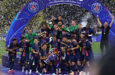 Münih, Almanya - 31 Mayıs 2025: Paris Saint-Germain oyuncuları, Almanya 'nın Münih kentindeki Münih arenasında Inter' e karşı oynadıkları final maçı sonrasında 2025 UEFA Şampiyonlar Ligi şampiyonluğunu kutladılar.