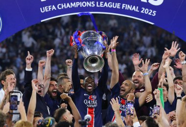 Münih, Almanya - 31 Mayıs 2025: Paris Saint-Germain oyuncuları, Almanya 'nın Münih kentindeki Münih arenasında Inter' e karşı oynadıkları final maçı sonrasında 2025 UEFA Şampiyonlar Ligi şampiyonluğunu kutladılar..
