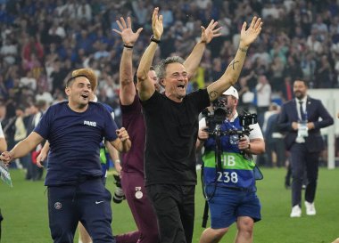Münih, Almanya - 31 Mayıs 2025: Paris Saint-Germain teknik direktörü Luis Enrique ve ekibi Münih 'teki Münih Arena' da Inter 'e karşı oynadıkları final maçından sonra 2025 UEFA Şampiyonlar Ligi' nin galibiyetini kutladılar.