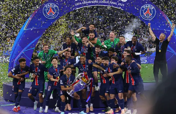 Münih, Almanya - 31 Mayıs 2025: Paris Saint-Germain oyuncuları, Almanya 'nın Münih kentindeki Münih arenasında Inter' e karşı oynadıkları final maçı sonrasında 2025 UEFA Şampiyonlar Ligi şampiyonluğunu kutladılar.