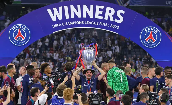 Münih, Almanya - 31 Mayıs 2025: Paris Saint-Germain oyuncuları, Almanya 'nın Münih kentindeki Münih arenasında Inter' e karşı oynadıkları final maçı sonrasında 2025 UEFA Şampiyonlar Ligi şampiyonluğunu kutladılar..