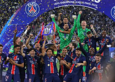 Münih, Almanya - 31 Mayıs 2025: Paris Saint-Germain oyuncuları, Almanya 'nın Münih kentindeki Münih arenasında Inter' e karşı oynadıkları final maçı sonrasında 2025 UEFA Şampiyonlar Ligi şampiyonluğunu kutladılar.