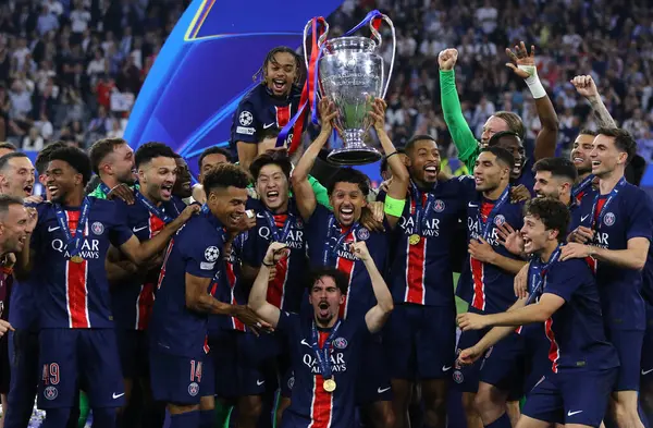 Münih, Almanya - 31 Mayıs 2025: Paris Saint-Germain oyuncuları, Almanya 'nın Münih kentindeki Münih arenasında Inter' e karşı oynadıkları final maçı sonrasında 2025 UEFA Şampiyonlar Ligi şampiyonluğunu kutladılar.