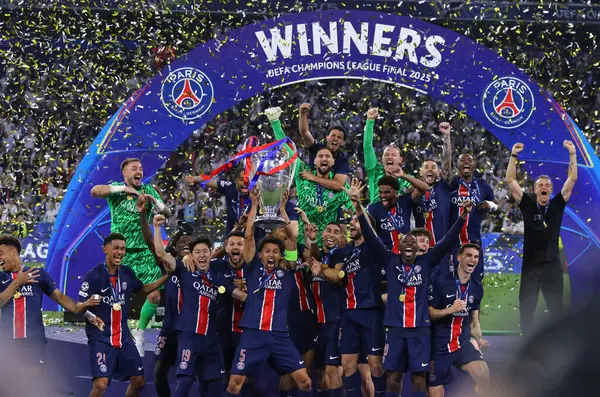 Münih, Almanya - 31 Mayıs 2025: Paris Saint-Germain oyuncuları, Almanya 'nın Münih kentindeki Münih arenasında Inter' e karşı oynadıkları final maçı sonrasında 2025 UEFA Şampiyonlar Ligi şampiyonluğunu kutladılar.