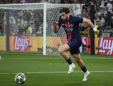 Münih, Almanya - 31 Mayıs 2025: Paris 'ten Khvicha Kvaratskhelia (# 7), Almanya' nın Münih kentindeki Münih Arena 'da oynanan UEFA Şampiyonlar Ligi final maçı sırasında eylemde