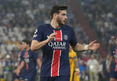 Münih, Almanya - 31 Mayıs 2025: Paris 'ten Khvicha Kvaratskhelia (# 7), Almanya' nın Münih kentindeki Münih Arena 'da oynanan UEFA Şampiyonlar Ligi final maçı sırasında eylemde