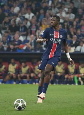 Münih, Almanya - 31 Mayıs 2025: Paris 'ten Willian Pacho (# 51), Almanya' nın Münih kentindeki Münih Arena 'da oynanan UEFA Şampiyonlar Ligi final maçında topu kontrol ediyor.