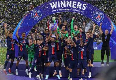 Münih, Almanya - 31 Mayıs 2025: Paris Saint-Germain oyuncuları, Almanya 'nın Münih kentindeki Münih arenasında Inter' e karşı oynadıkları final maçı sonrasında 2025 UEFA Şampiyonlar Ligi şampiyonluğunu kutladılar.