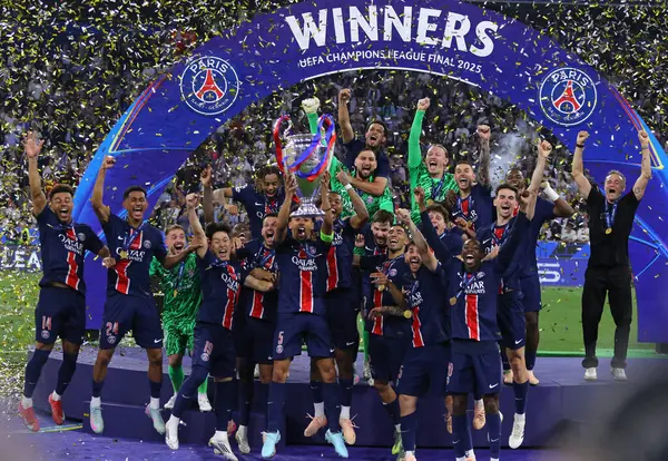 Münih, Almanya - 31 Mayıs 2025: Paris Saint-Germain oyuncuları, Almanya 'nın Münih kentindeki Münih arenasında Inter' e karşı oynadıkları final maçı sonrasında 2025 UEFA Şampiyonlar Ligi şampiyonluğunu kutladılar.