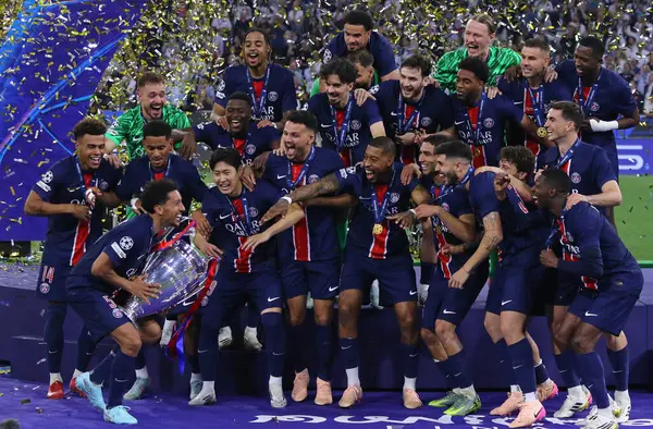 Münih, Almanya - 31 Mayıs 2025: Paris Saint-Germain oyuncuları, Almanya 'nın Münih kentindeki Münih arenasında Inter' e karşı oynadıkları final maçı sonrasında 2025 UEFA Şampiyonlar Ligi şampiyonluğunu kutladılar.