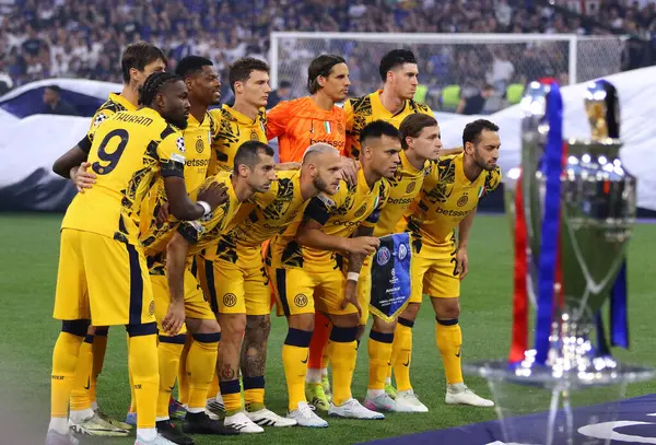 Münih, Almanya - 31 Mayıs 2025: Oyuncular UEFA Şampiyonlar Ligi final maçından önce Münih 'teki Münih arenasında Paris Saint-Germain' e karşı grup fotoğrafı için poz verdiler