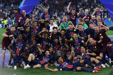 Münih, Almanya - 31 Mayıs 2025: Paris Saint-Germain oyuncuları, Almanya 'nın Münih kentindeki Münih arenasında Inter' e karşı oynadıkları final maçı sonrasında 2025 UEFA Şampiyonlar Ligi şampiyonluğunu kutladılar.