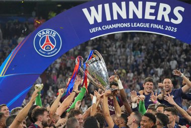 Münih, Almanya - 31 Mayıs 2025: Paris Saint-Germain oyuncuları, Almanya 'nın Münih kentindeki Münih arenasında Inter' e karşı oynadıkları final maçı sonrasında 2025 UEFA Şampiyonlar Ligi şampiyonluğunu kutladılar.