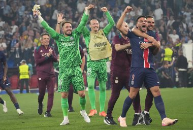 Münih, Almanya - 31 Mayıs 2025: Paris Saint-Germain oyuncuları, Münih 'teki Münih Arena' da Inter 'e karşı oynadıkları final maçı sonrasında 2025 UEFA Şampiyonlar Ligi şampiyonluğunu kutladılar