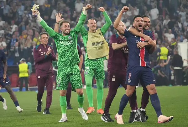Münih, Almanya - 31 Mayıs 2025: Paris Saint-Germain oyuncuları, Münih 'teki Münih Arena' da Inter 'e karşı oynadıkları final maçı sonrasında 2025 UEFA Şampiyonlar Ligi şampiyonluğunu kutladılar