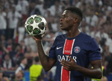 Münih, Almanya - 31 Mayıs 2025: Paris 'ten Nuno Mendes UEFA Şampiyonlar Ligi 2025 final maçı sırasında Almanya' nın Münih Arena 'sında top fırlattı