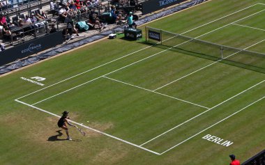 Berlin, Almanya - 21 Haziran 2025: WTA 500 Berlin Tenis Turnuvası HYLO oyunu Liudmila SAMSONOVA v Xinyu wang of China, Steffi Graf stadyumu Rot Weiss Tenis Kulübü, Almanya