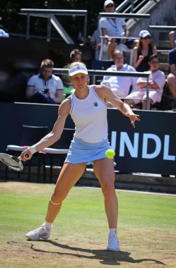 Berlin, Almanya - 21 Haziran 2025: Liudmila SAMSONOVA, Berlin 'deki Rot Weiss Tenis Kulübü' nde Çinli Xinyu WANG 'a karşı oynadığı WTA 500 Berlin Tenis Turnuvası sırasında