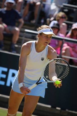 Berlin, Almanya - 21 Haziran 2025: Liudmila SAMSONOVA, Berlin 'deki Rot Weiss Tenis Kulübü' nde Çinli Xinyu WANG 'a karşı oynadığı WTA 500 Berlin Tenis Turnuvası sırasında hizmet vermektedir.