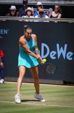 Berlin, Almanya - 21 Haziran 2025: Aryna SABALENKA, Berlin 'deki Rot Weiss Tenis Kulübü' nde HYLO 'nun oynadığı Marketa VONDROUSOVA' ya karşı oynadığı WTA 500 Berlin Tenis Turnuvası sırasında faaliyette.