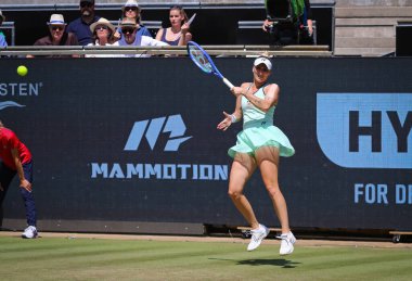 Berlin, Almanya - 21 Haziran 2025: Çek Marketa VONDROUSOVA, Berlin 'deki Rot Weiss Tenis Kulübü' nde Aryna SABALENKA 'ya karşı oynadığı HYLO maçında WTA 500 Berlin Tenis Turnuvası sırasında faaliyette